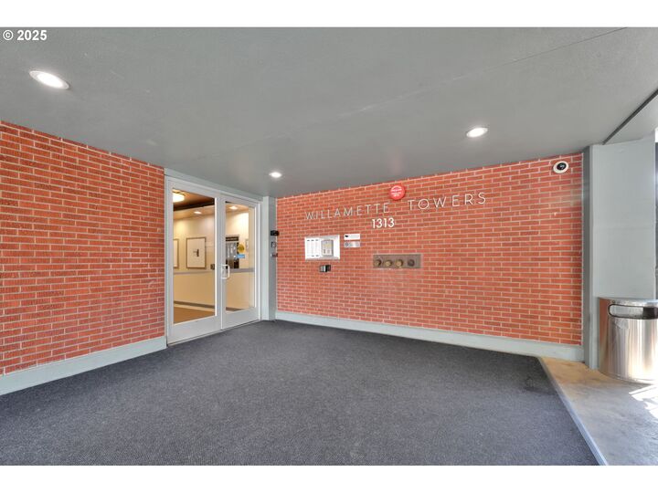 Property Photo: 1313 Lincoln St 1005 OR 97401