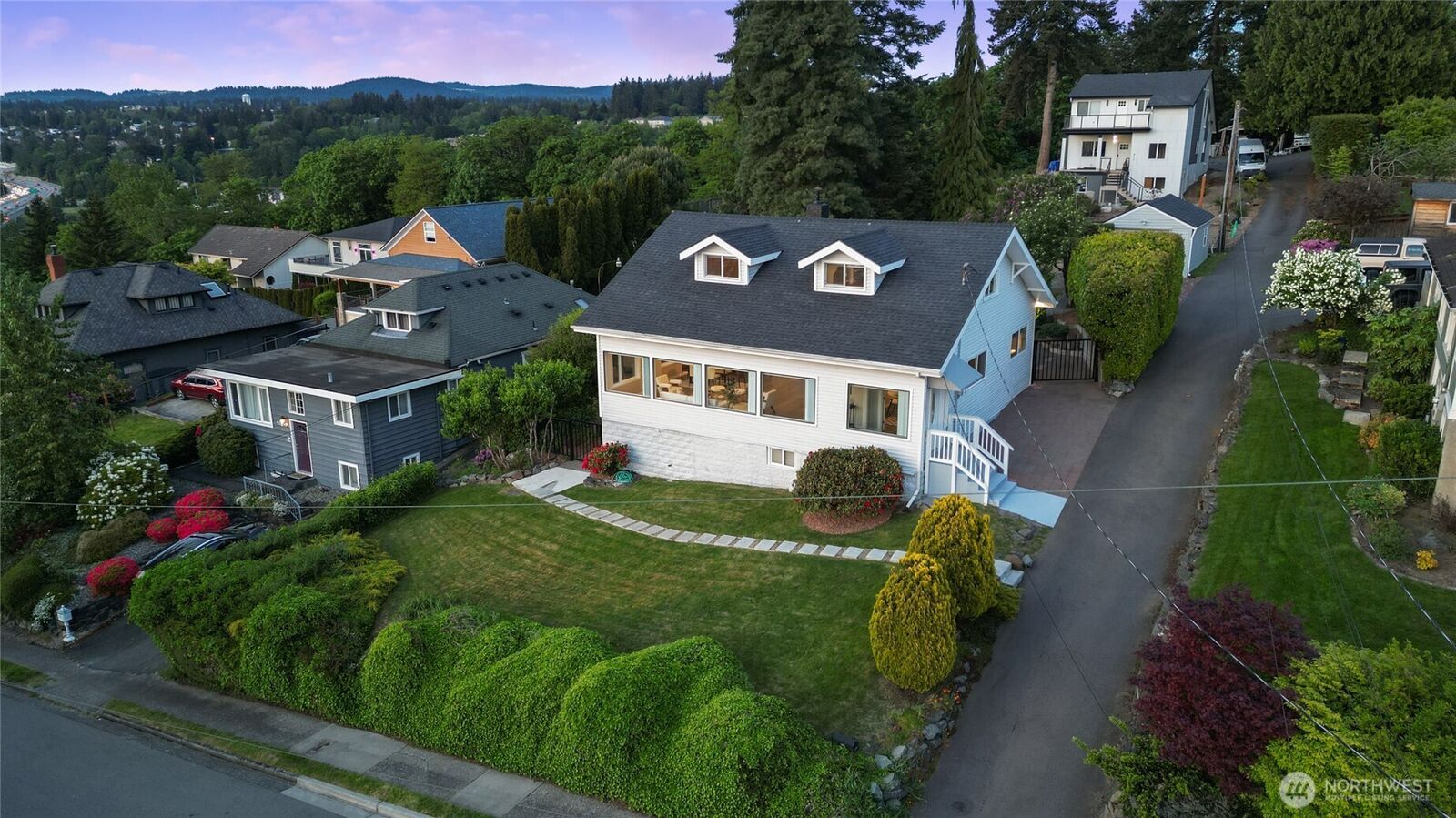 Property Photo:  420  Renton Avenue S  WA 98057 