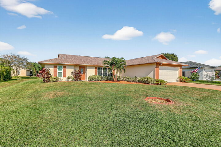 Property Photo: 943 SE Brookedge Avenue E FL 34983