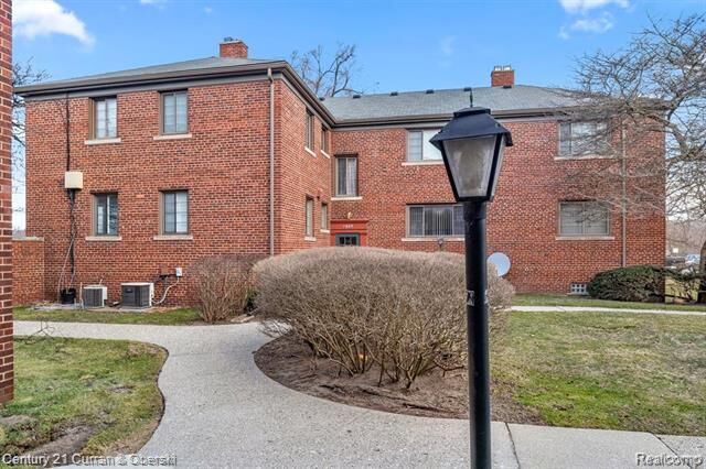 Property Photo: 1425 S Telegraph Road 15 MI 48124