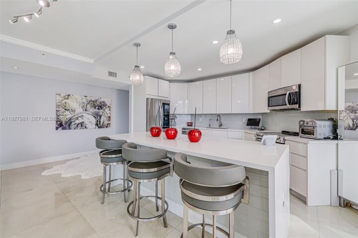 Property Photo: 3370 Hidden Bay Dr 1207 FL 33180