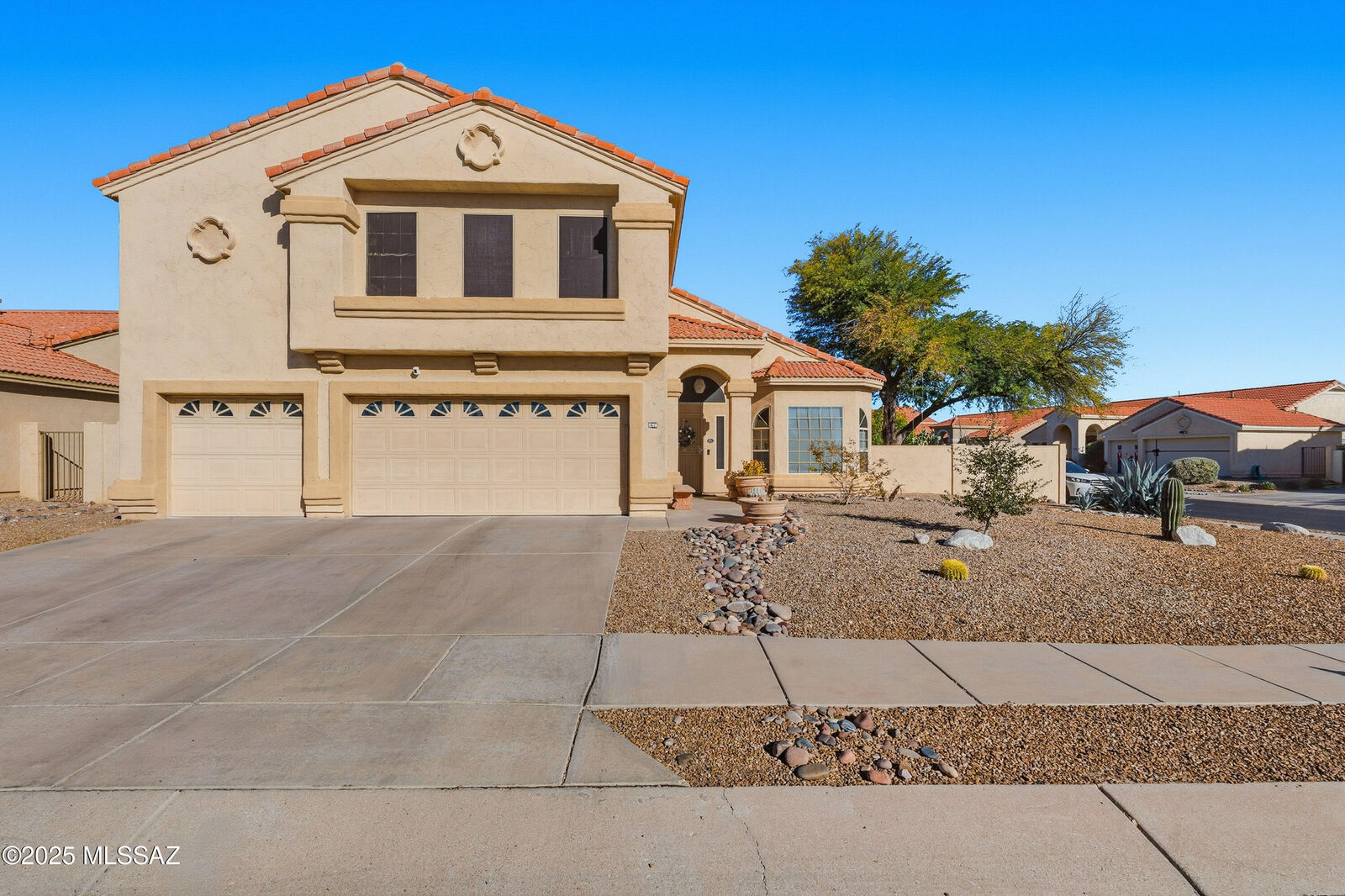 Property Photo: 890 W Silver Hill Street AZ 85737