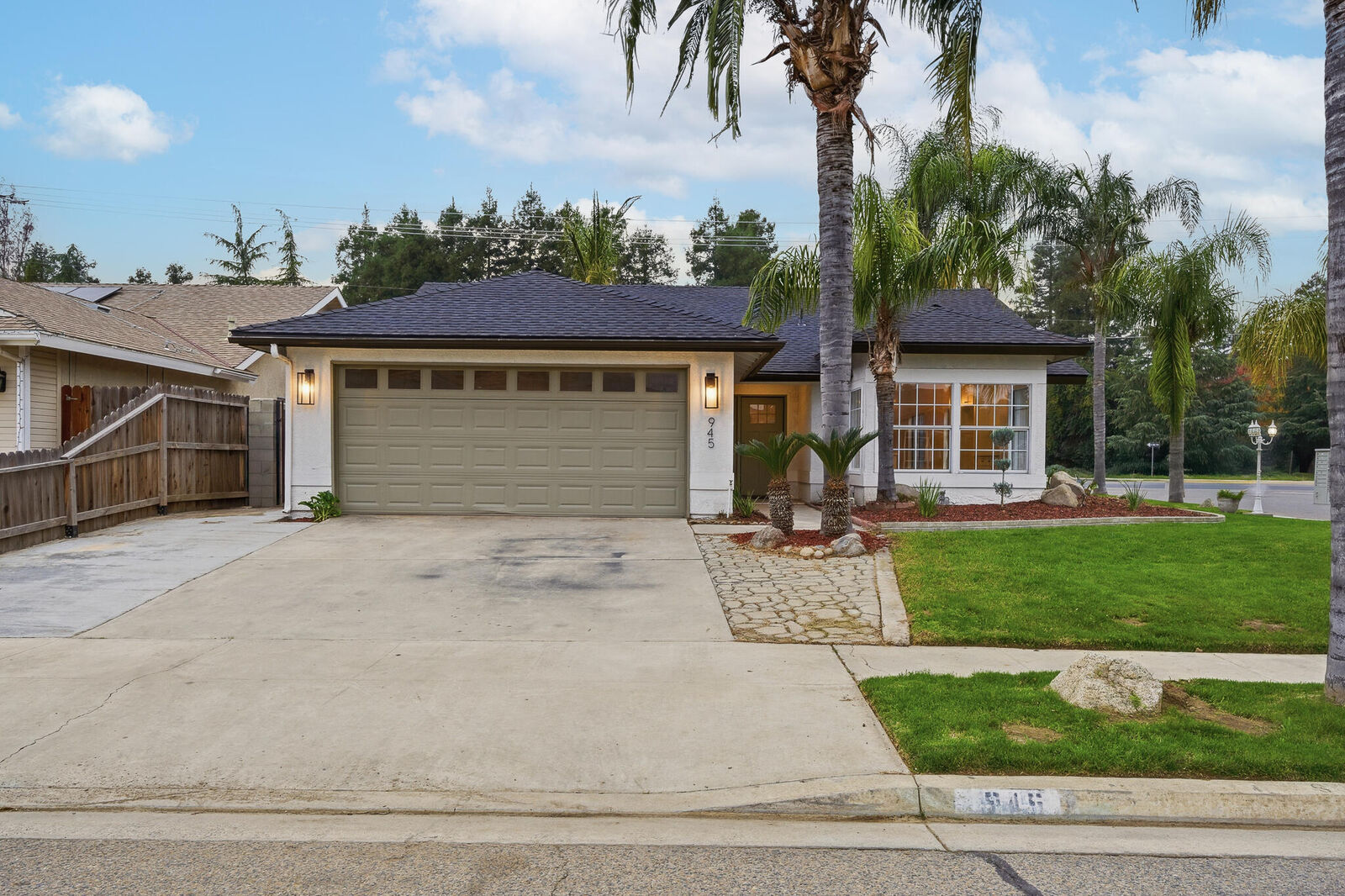 Property Photo: 945 N Oakwood Court CA 93291