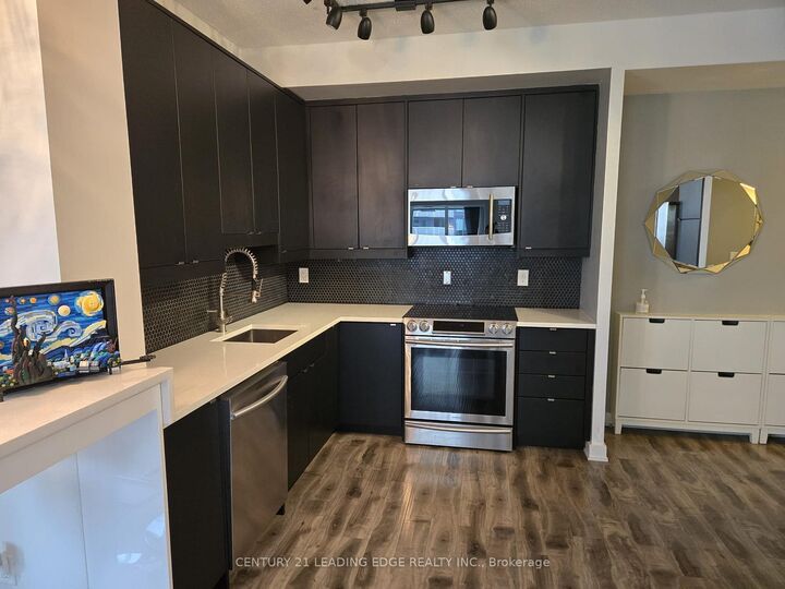 Property Photo:  4070 Confederation Parkway 2402  ON L5B 0E9 