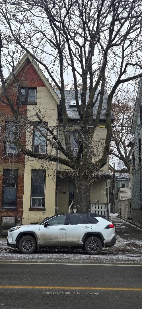 930 Dundas Street E — photo 1