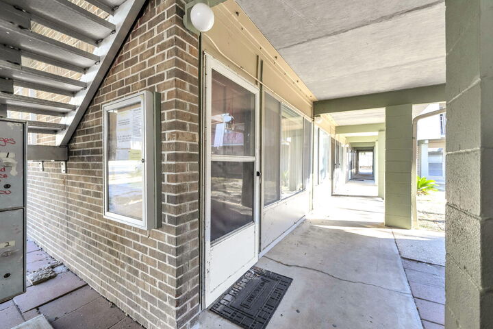 Property Photo: 210 Pelham Road 119B FL 32548