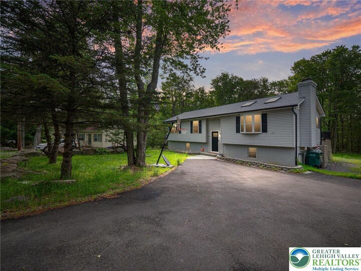 Property Photo:  1533 Black Birch Way  PA 18466 