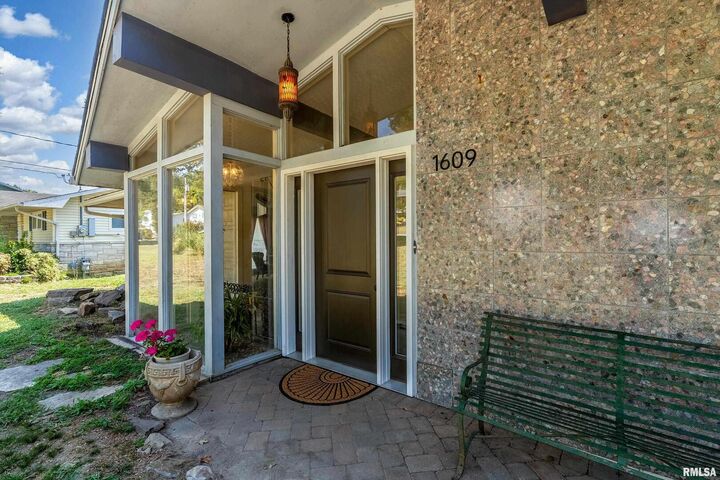 Property Photo:  1609 Tina Dr Drive  IL 62966 