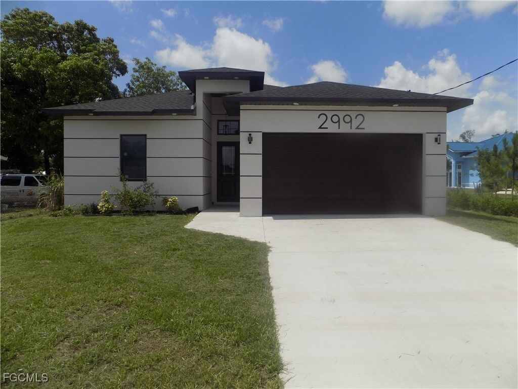 Property Photo: 2992 Douglas Avenue FL 33916