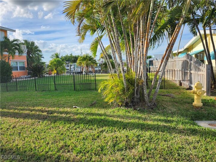 Property Photo: 2596 Bayshore Drive FL 33993