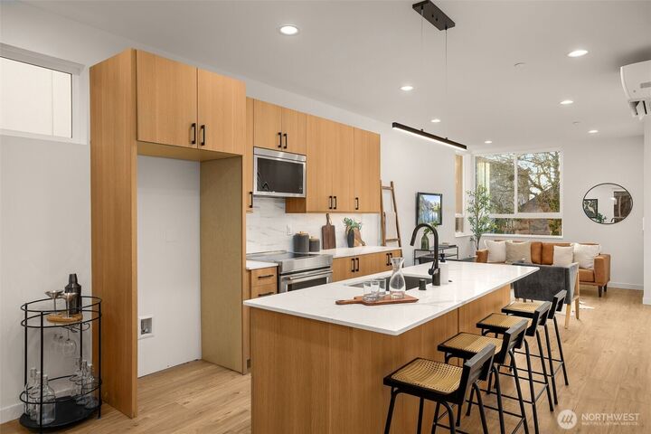 Property Photo: 916 A 15th Avenue WA 98122