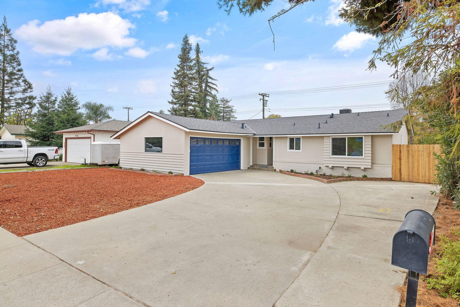 Property Photo:  2039 S Locust Street  CA 93277 