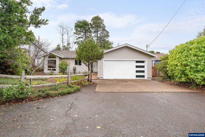 Property Photo: 5655 Palisades Dr Dr OR 97367