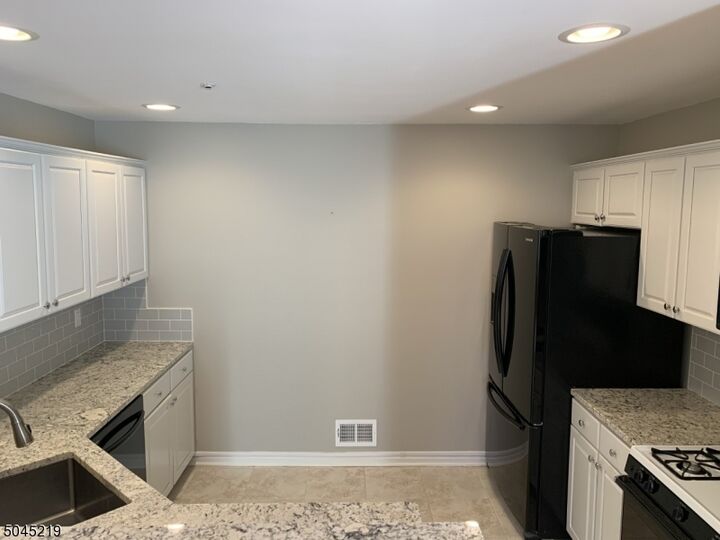 Property Photo:  13 Potomac Dr Ondo 13  NJ 07920 