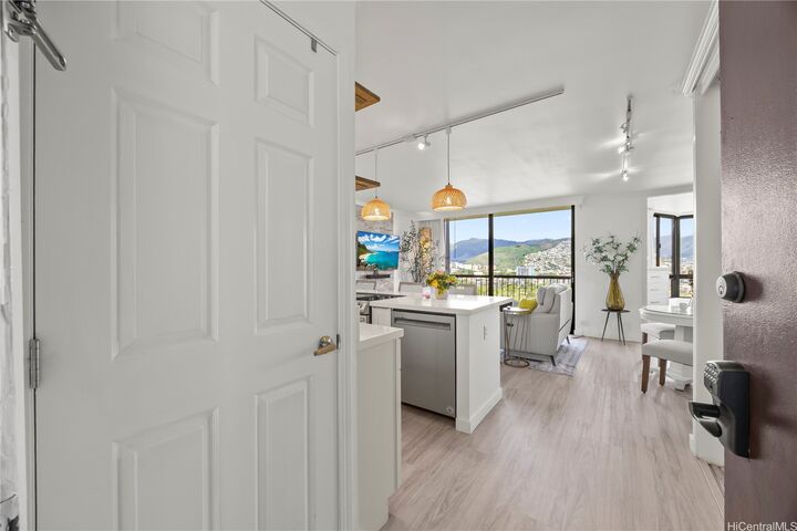 Property Photo:  320 Liliuokalani Avenue 1905  HI 96815 