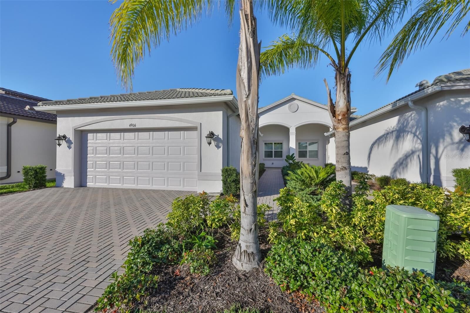 Property Photo:  4906 Avila Lakes Drive  FL 33598 
