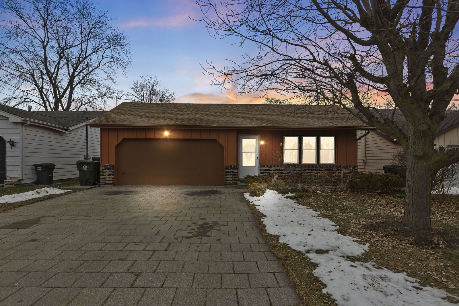 Property Photo:  933 Ridge Avenue  IL 60060 