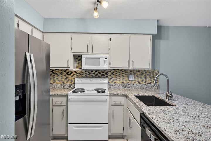 Property Photo:  1100 Pondella Road 811  FL 33909 