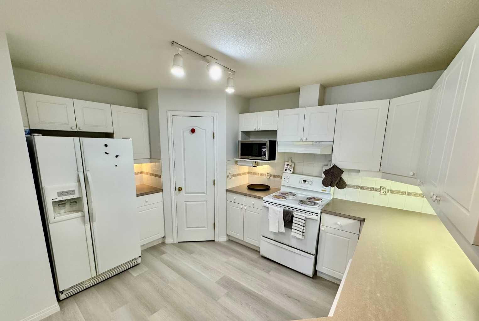 Property Photo:  4507 45 Street SW 210  AB T3E 6K7 