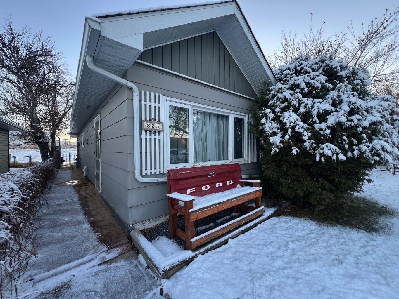 Property Photo:  835 3 Avenue  AB T0J 0Y3 