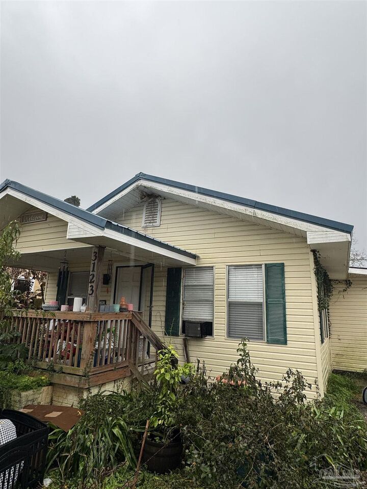 Property Photo:  3123 W Lloyd St  FL 32505 