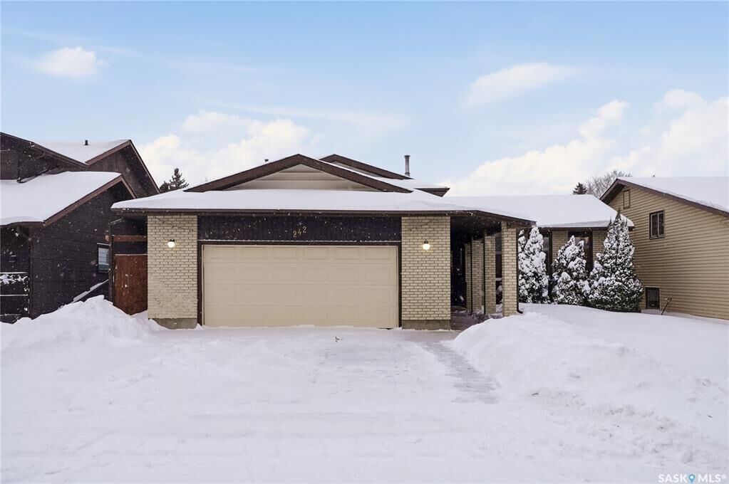 Property Photo:  242 Thain Way  SK S7K 6T2 