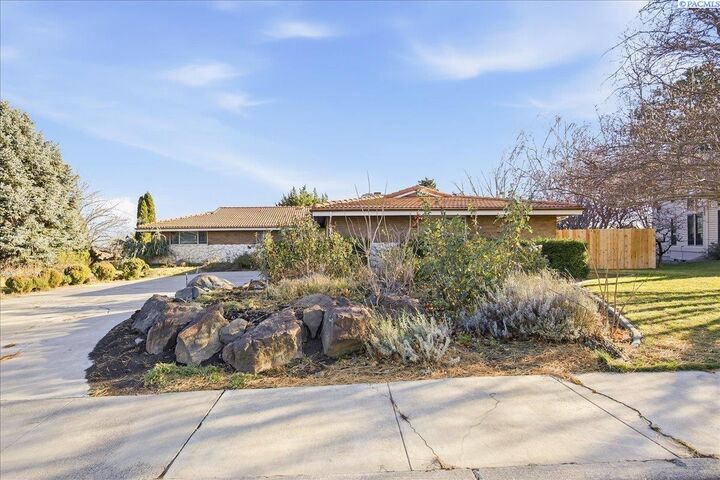 Property Photo:  145 Greenview Dr  WA 99352 