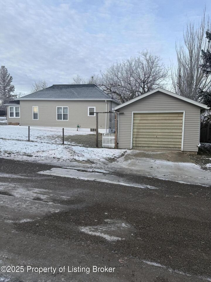 Property Photo:  384 1st Street SE  ND 58621 