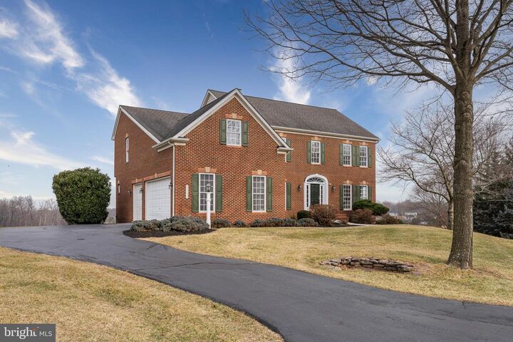 Property Photo: 40452 Hickory Ridge Place VA 20105