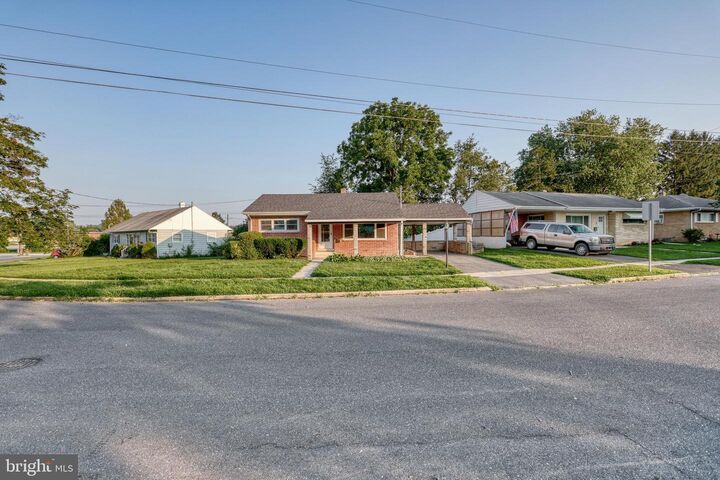 Property Photo:  5 William Penn Drive  PA 17011 