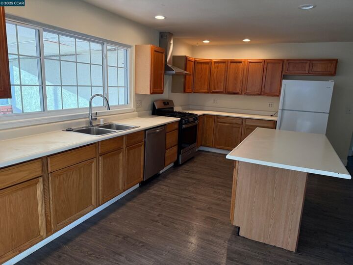 Property Photo:  109 Luann Ct  CA 94589 