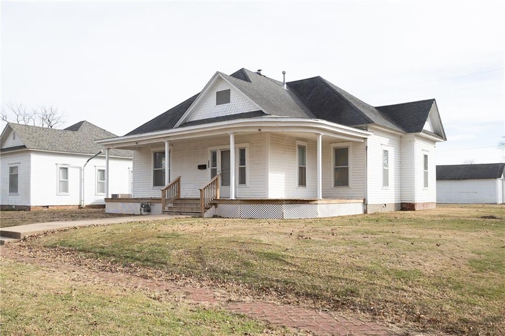 Property Photo:  803 E 6th Street  KS 67335 