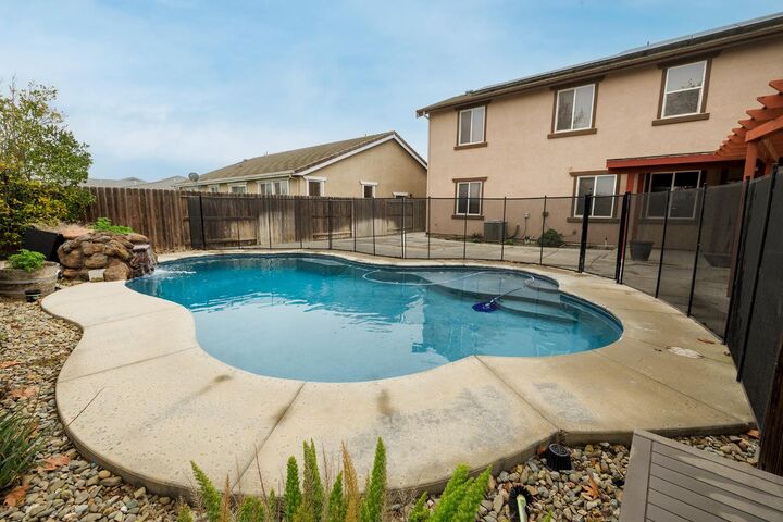 Property Photo: 407 Northampton Way CA 95360