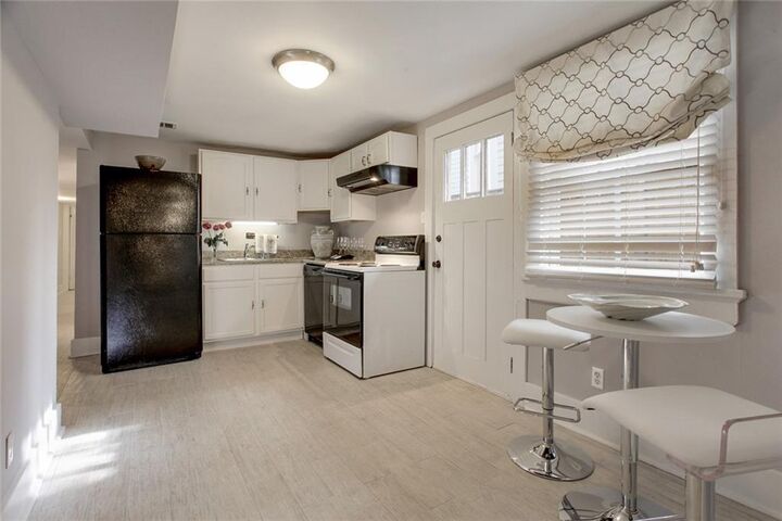 Property Photo:  932 Jackson Avenue 4  LA 70130 