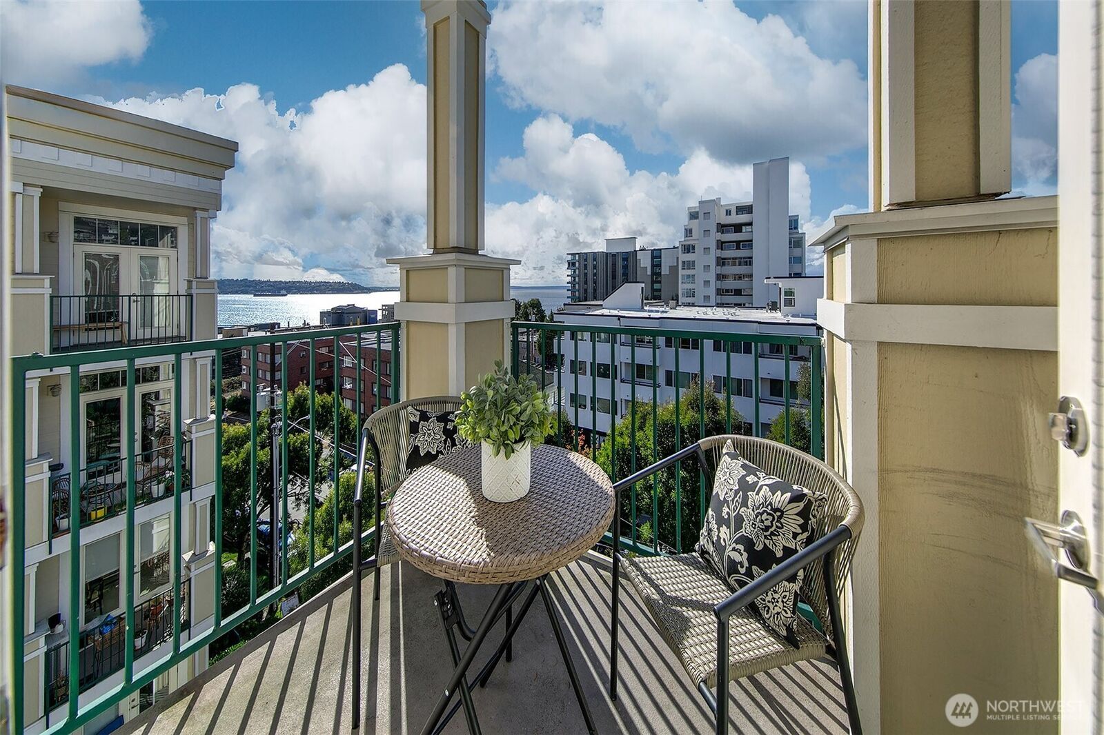 Property Photo:  530  4th Avenue W 502  WA 98119 