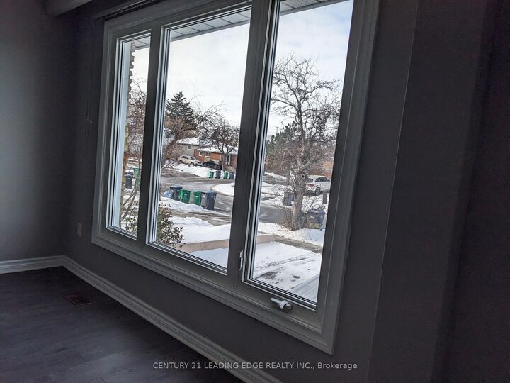 Property Photo:  2424 Whaley Drive Main  ON L5B 2B5 