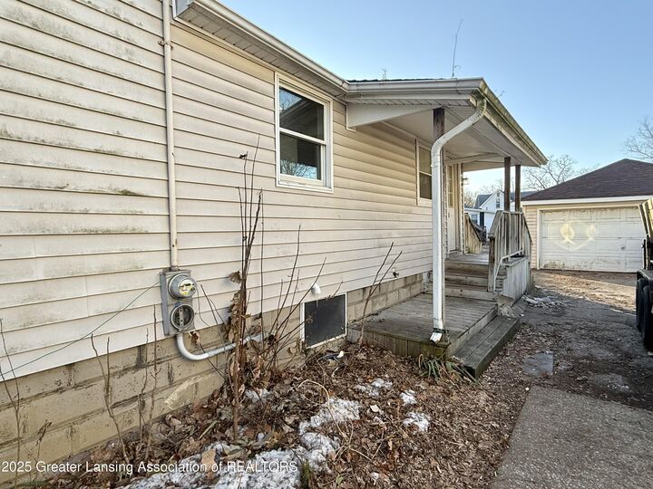 Property Photo:  906 Michigan Avenue  MI 48867 