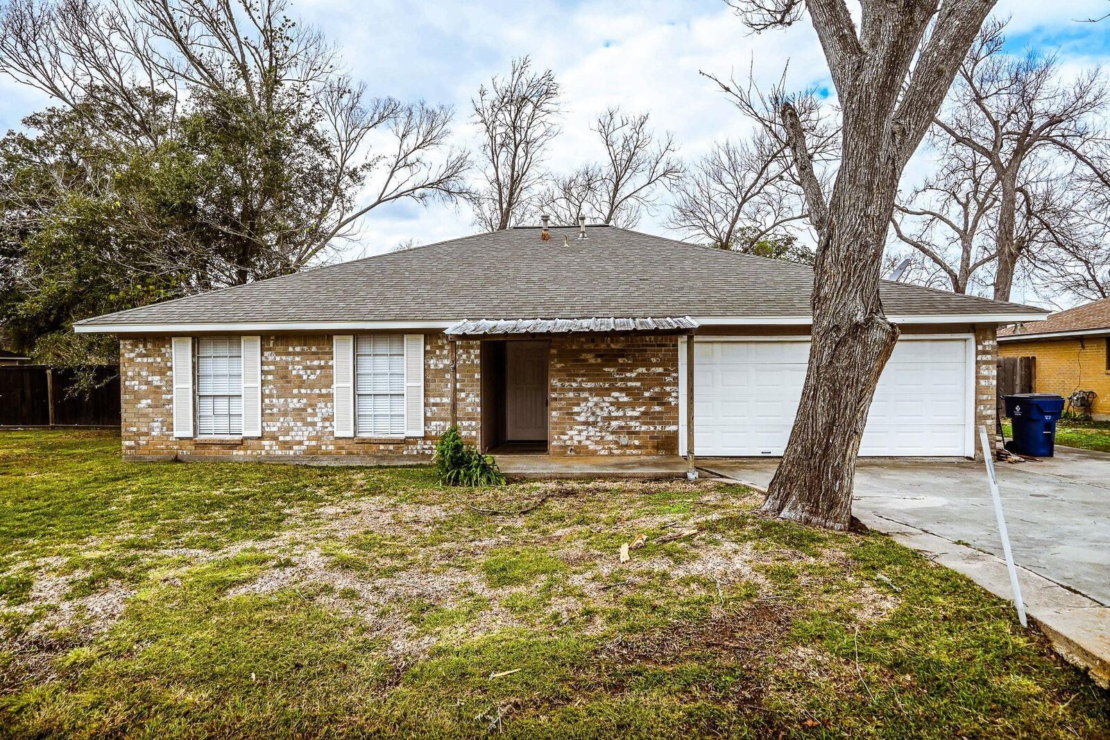 Property Photo:  619 W Mahan Street  TX 77531 