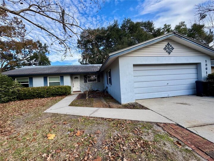 Property Photo:  1221 SW 75th Drive  FL 32607 