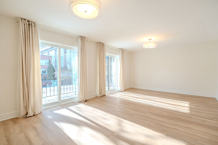 Property Photo:  2740 W Farragut Avenue 1  IL 60625 