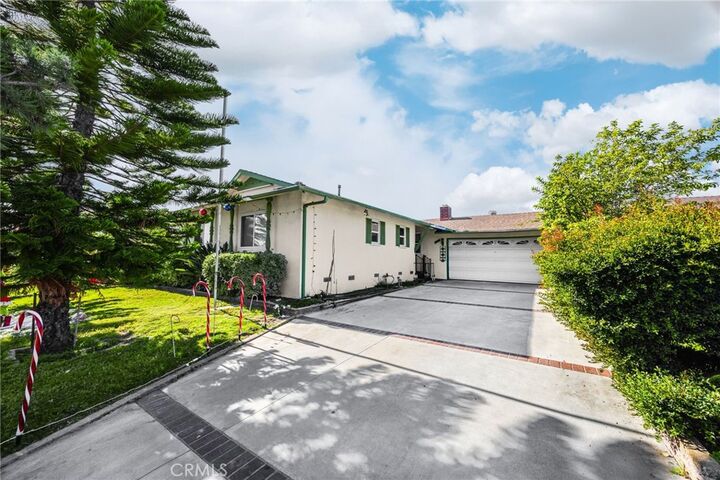 Property Photo: 10947 Groveland Avenue CA 90603