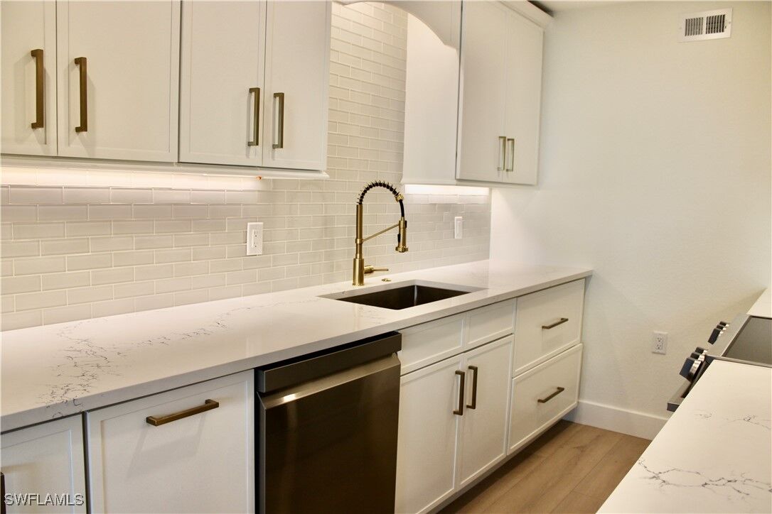 Property Photo: 333 Harbour Drive 109 FL 34103