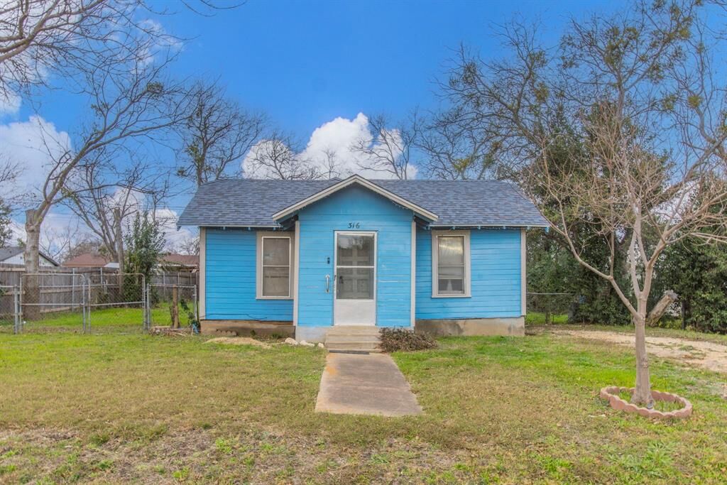 Property Photo: 316 E Warren Street TX 76643