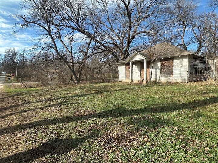 Property Photo: 704 E Colbert Street OK 73098