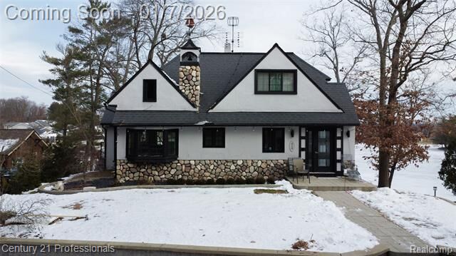 Property Photo: 910 W Pine Tree Road W MI 48362