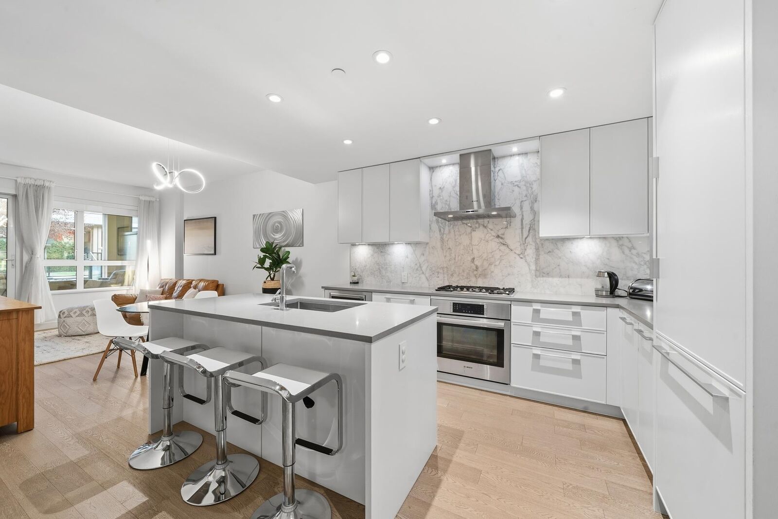 Photo de la propriété:  3220 Connaught Crescent 201  BC V7R 0A5 