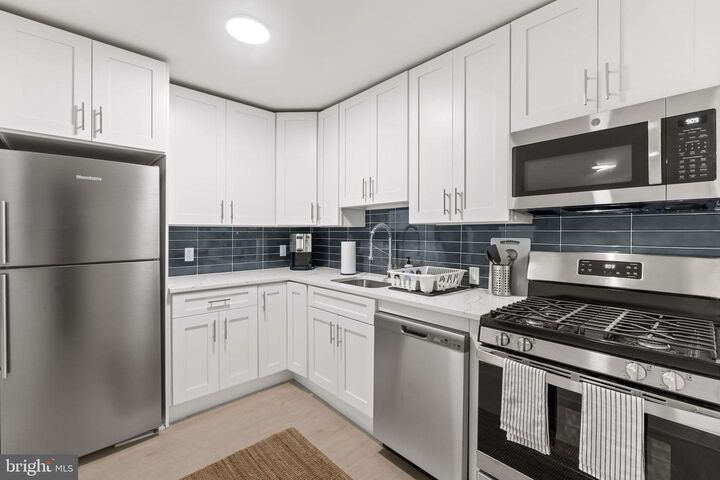 Property Photo:  100 W Taylor Run Parkway W 8  VA 22314 