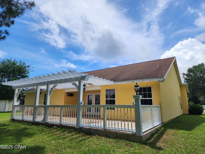 Property Photo:  121 Biltmore Place  FL 32413 