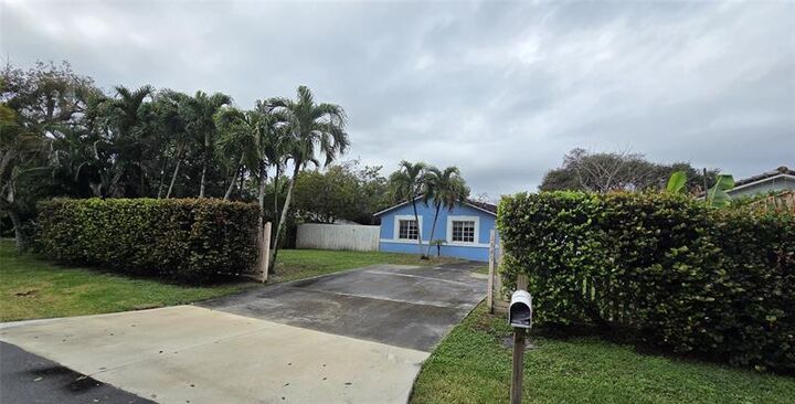 Property Photo:  1649 SW 28th Ter  FL 33312 