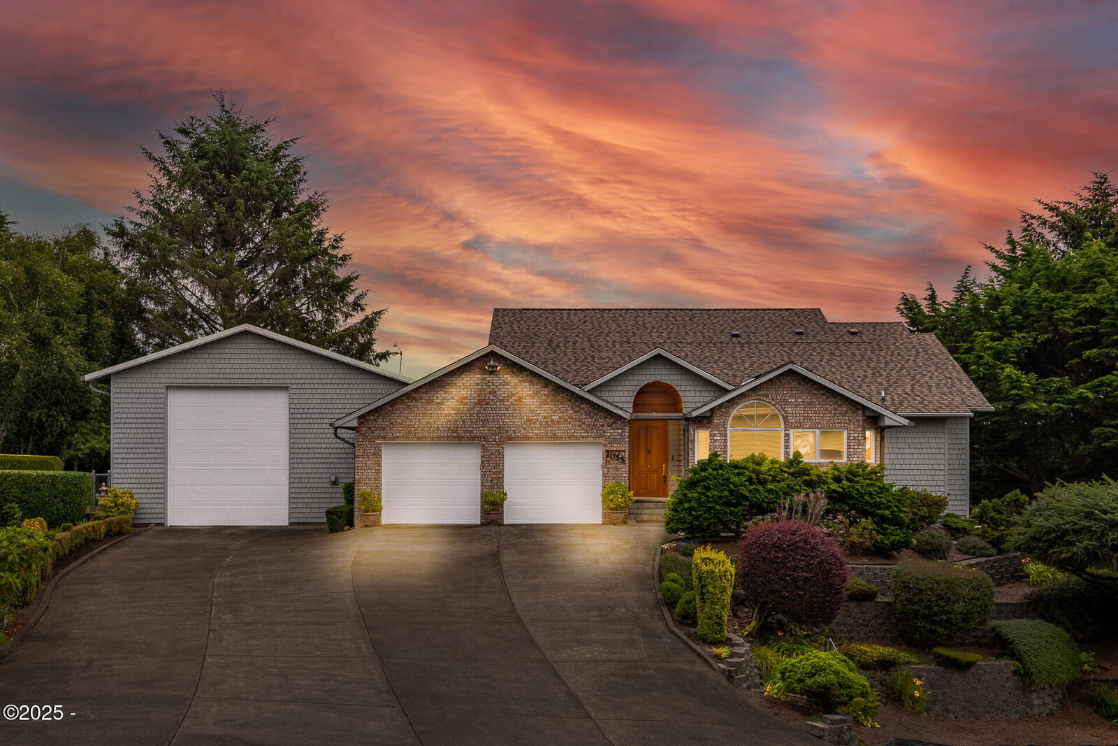 Property Photo: 1055 NW Estate Drive OR 97376